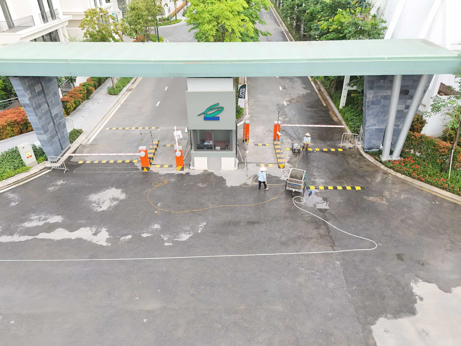 Thực tế cổng an ninh kh&eacute;p k&iacute;n với hệ thống barie v&agrave; chốt bảo vệ 24/7 tại khu biệt thự P Ciputra Eden Residences